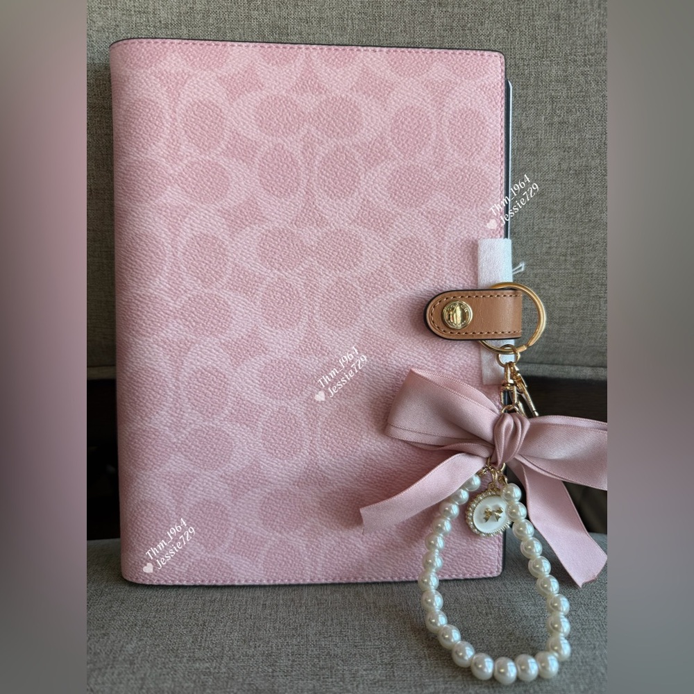 NWT！2PCS COACH NOTEBOOK IN SIGNATURE（CEA49）POWDER PINK with pink bow charm